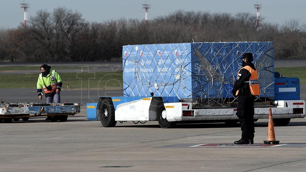 El vuelo de Aerolíneas Argentinas que viajó a Moscú en búsqueda de más dosis de la vacuna Sputnik V, aterrizó a las 9,43 en el aeropuerto internacional de Ezeiza. Foto Gustavo Amarelle.