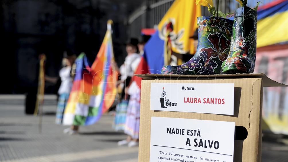 Botas de caucho intervenidas por artistas y miembros de la comunidad colombiana se utilizaron simbolicamente