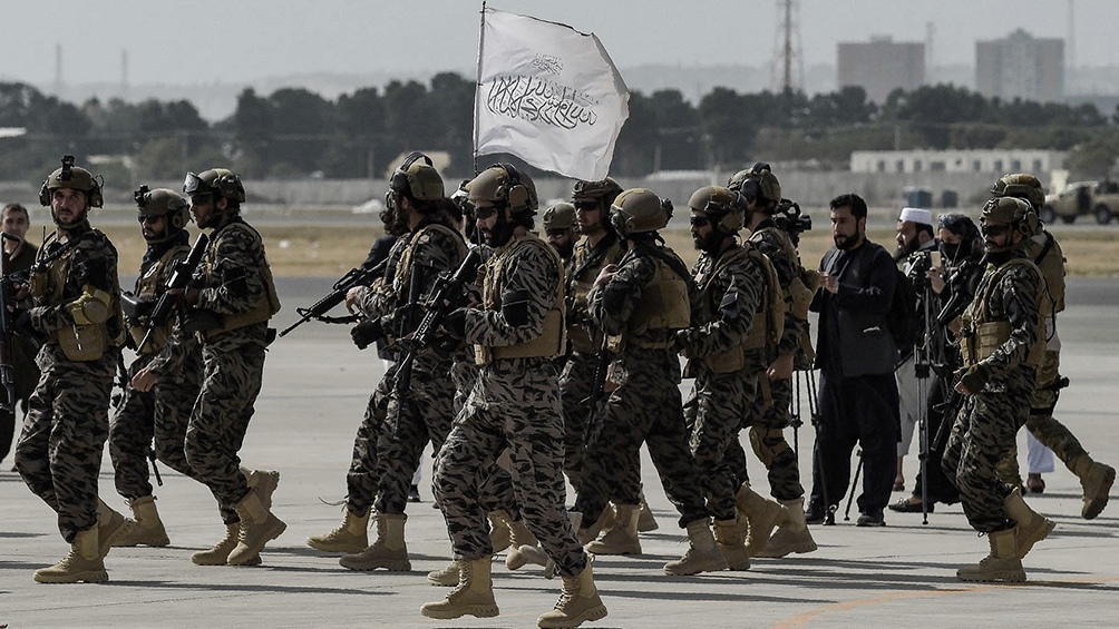 Los talibanes desfilaron triunfales en el aeropuerto de Kabul.