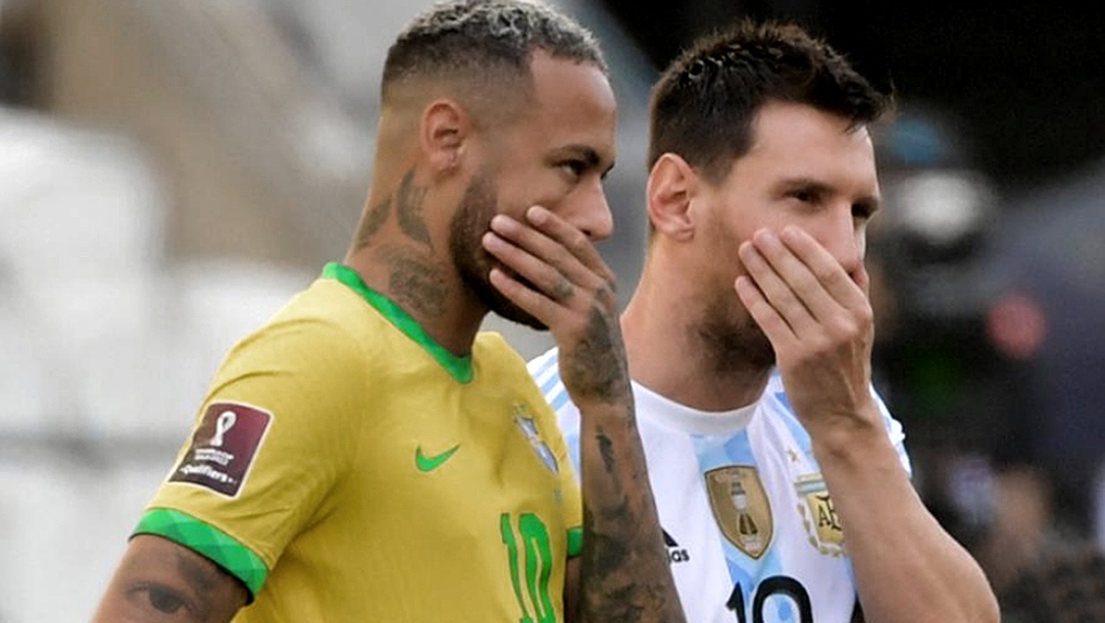 Neymar y Messi, atónitos ante la decisión.